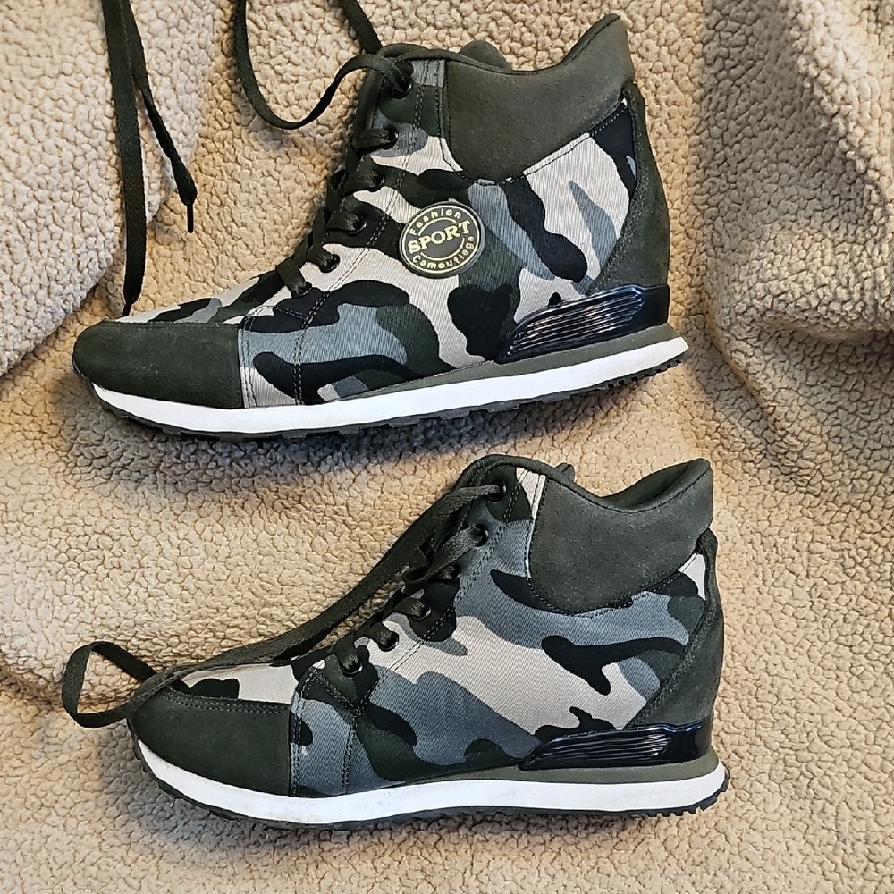 Fashion Camoflage Sport Bootie Size 40 EUC